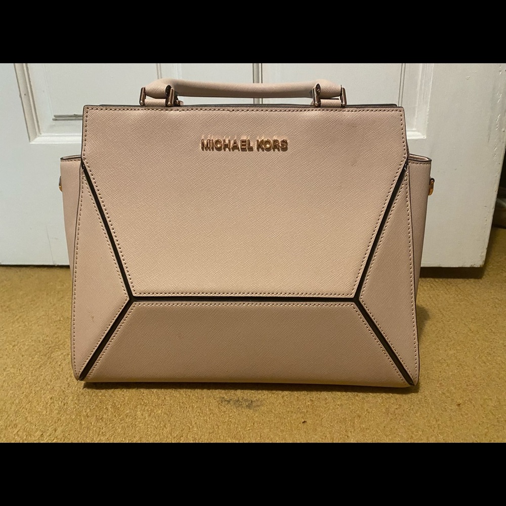 Lightly used Michea Kors medium purse